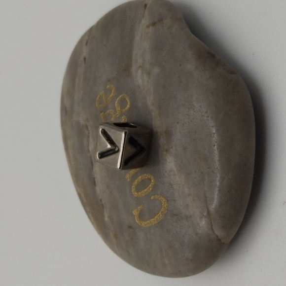 V silver charm - Picture 1 of 2